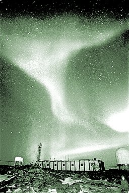 [AuroraVert.jpg]
Aurora australis above DdU