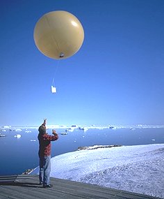 [Balloon.jpg]
Francis launches the daily balloon from Dumont d'Urville.