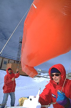 [BaloonDdU.jpg]
Tethered balloon at DdU.