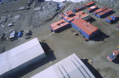 [BTN-FromAir2.jpg]
The central buildings of Mario Zuchelli Station seen from the air.