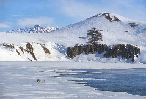 [SJ_TerraNovaBayCarSeaIce.jpg]
A car on the sea ice of the Bay of Terra Nova.