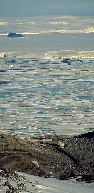 [TerraNova.jpg]
Terra Nova Bay, the Italian base, as seen from the hills to the south. You can see the road coming from the bay (hidden) to the base, passing near the fuel tanks. In the background, there is the Ross sea with a glacier tongue, a small rocky island and the continent in the back. This station is open only in summer, although some experiments are left running in winter.