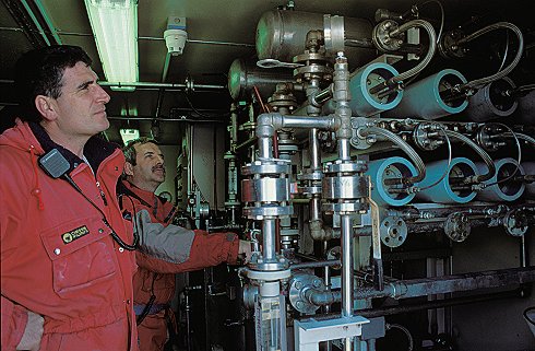 [WaterRecycling.jpg]
A water purifying plant at Terra Nova Bay.