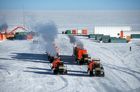 [ArrivalInLine1.jpg]
The vehicles and their trailers lining up in the middle of the plaza, before untying their loads.