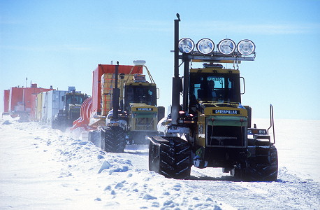 [ArrivalInLine2.jpg]
Arrival of the sled trains, well lined up on the track. A small wall of snow is build on the downwind side to make the track easier to find. The first Challenger pulls the second one with a thick rope, going exactly the same speed.