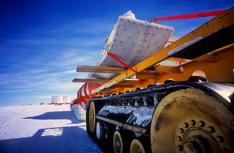 [SledTrainArriving5.jpg]
Not all trailers use sleds, some are mounted on rubber tracks similar to those used by the Challengers.