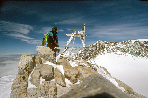 [ColAWS.jpg]
An automatic weather station above the pass.
