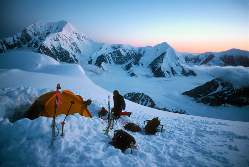 [HunterHighCamp2.jpg]
One of the best souvenirs from Alaska: setting up the tent on the ridge of Mt Hunter in perfect weather with to crazy aussies, after a successful climb of Denali.