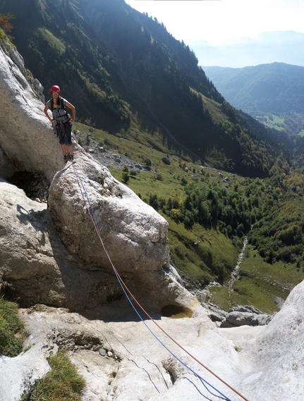 [20111001_151708_TournetteVPano_.jpg]
Traversing the waterfall. It's already hard enough when it's dry, I can't imagine when it's wet. And the 2nd is not all that well protected.