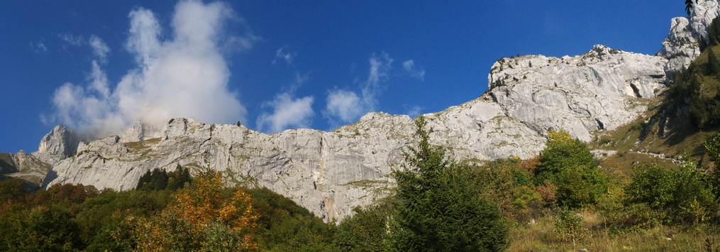 [20111001_175209_TournettePano_.jpg]
The cliff of Tournette with the waterfall right in the middle.