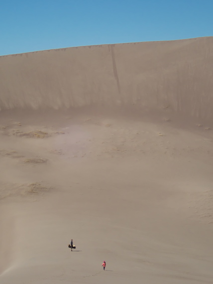 [20190503_092908_SandDunes.jpg]
Hiking up the greatest dune. One of many times. She ended up walking on sand for 4 hours, without complaining !