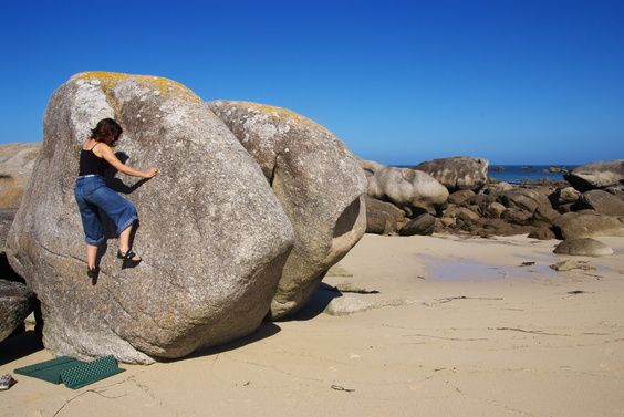 [20100912_125951_Kerlouan.jpg]
The low tide reveals many boulders.