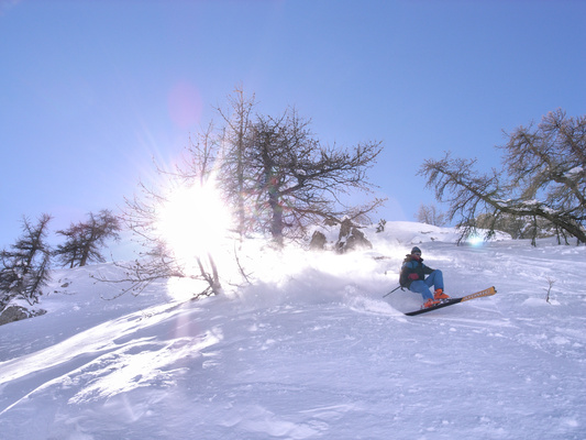 [20060306_0785_SkiSerreChevalier_.jpg]
Steep skiing out of the beaten tracks in Serre Chevalier.