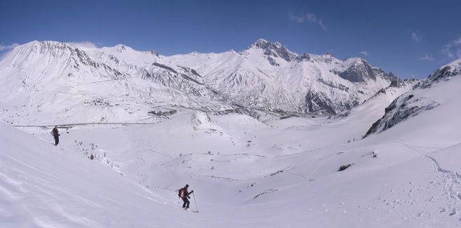 [20060511_CombeynotSkiPano_.jpg]
Skiing down towards the Lautaret pass.