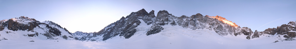 [20060515_GlacierNoirPano.jpg]
Panorama taken from the Glacier Noir. Left to right: Barre des Ecrins, the bottom of the glacier, Mt Pelvoux, Pic Sans Nom, the Coup de Sabre (the sword cleave), Ailefroide and the Temple pass.