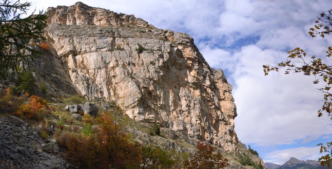 [20061014-PonteilCliffPano_.jpg]
A view of the main cliff of the Ponteil. Another shorter cliff with sport routes is farther to the left in the continuity, known as 'la tour des anges'.