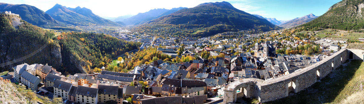 [20061024-CiteVaubanPano.jpg]
The old part of the city of Briançon, as fortified by Vauban. 