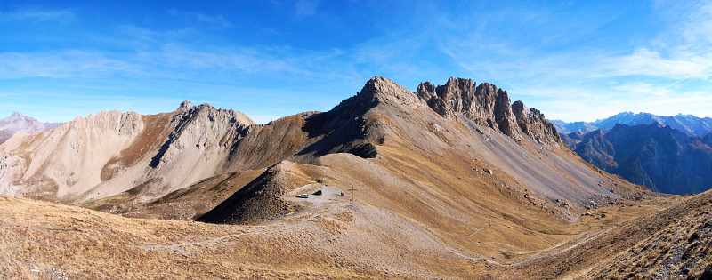 [20061030-RezengePano.jpg]
'Dent de Ratier' and the Croseras pass seen from the Furfande pass where two cars are parked at the end of the road.