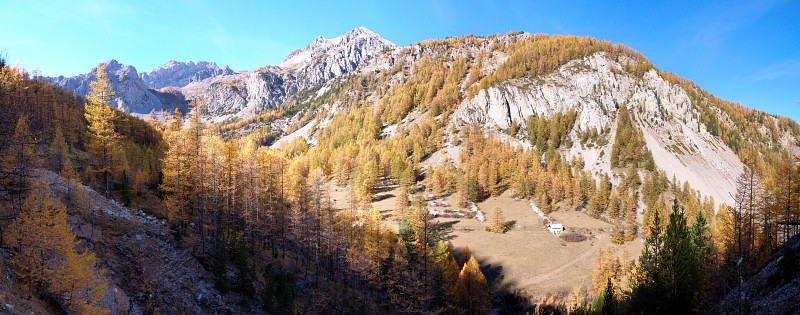 [20061030-YellowLarchPano.jpg]
Going up the dirt road leading to the Furfand Pass from the small village of Arvieux. There are only two huts along the 10 or so km of road.