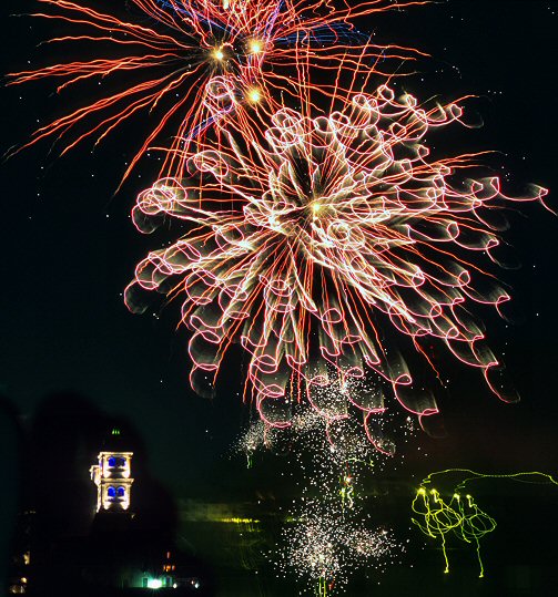 moving fireworks pictures. Right: Fireworks above the