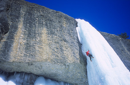 [Fournel_GeantDesTempetesH.jpg]
4th pitch of Le Géant des Tempêtes, grade 5, in the Fournel valley