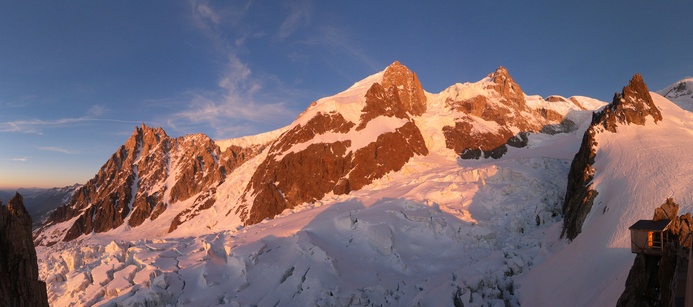 A recent panorama from the page MtBlancSki. Click to see the page.