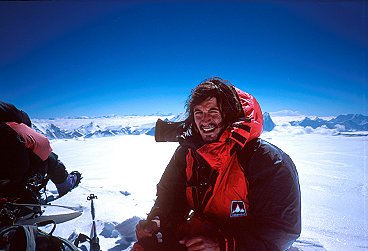 [AgostinoSummit.jpg]
His brother Agostino on the summit 4 days later. Everest is right behind him ! (Photo Agostino Martinelli)