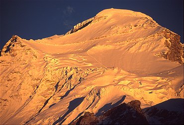 [SunsetChoOyu.jpg]
Sunset on the summit. The trail between C2 and C3 is clearly visible, as well the serac above C1.