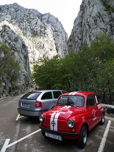 [20100414_103447_PaklenicaCanyon.jpg]
The parking lot at the entrance of the canyon, and a rather obvious advertising Zastava.