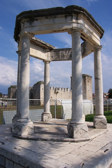 [20100419_152853_Trogir.jpg]
Remnants of a temple (?) in Trogir.