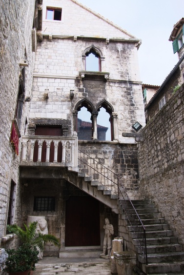 [20100423_152102_Split.jpg]
Inner court between the many old houses of the historical corner of Split.