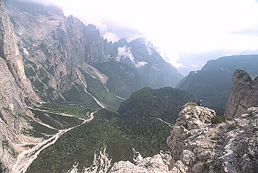 [BabeleTop.jpg]
Summit of Torre di Babele, view on the valley.
