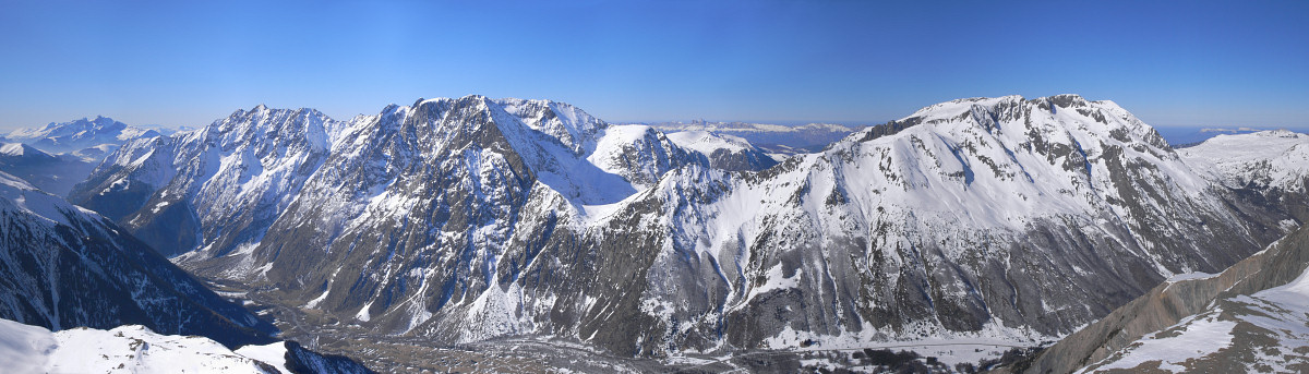 [20080215_114255_TailleferRangePano_.jpg]
The Taillefer range, seen from the Grand Renaud: the Grand Armet on the left and the Taillefer itself on the right, with the Ornon pass underneath.