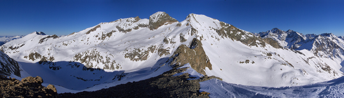 [20080215_160628_VallonLakePano_.jpg]
As seen from the Neyrard: the Ornon peak, the Rochail, Malhaubert and Confolens.