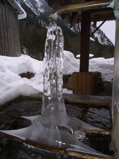 [20090118_114851_FrozenFountain.jpg]
Some ice too small to climb ?