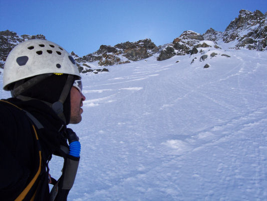 [20090424_104354_AgneauxNorthFaceDirect.jpg]
Halfway through the descent, looking back at my tracks in the powder.