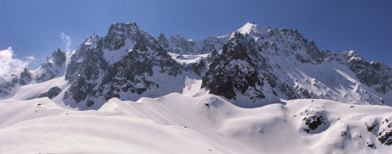 [20090424_112232_AgneauxPano.jpg]
A more general view ofthe north face of the Agneaux, with the various up and down ways visible.