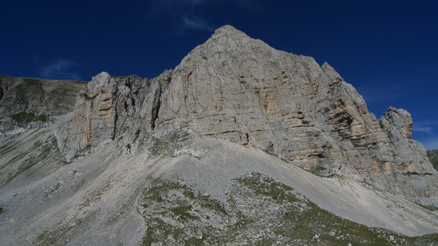 [20100819_094253_PizzoDiavolo.jpg]
Pizzo del Diavolo. The route follows the most obvious crack in the middle of the face.