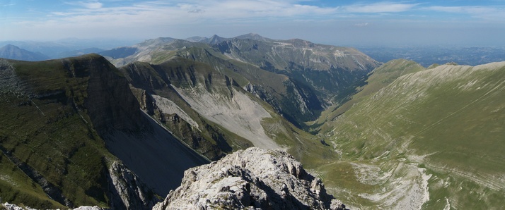 [20100819_154456_PizzoDiavoloPano_.jpg]
Sibilini, or more exactly Monte della Sibila seen from the summit.