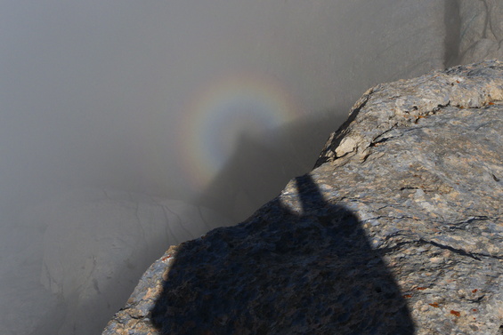 [20100822_121224_GranSasso1stSpalla.jpg]
Broken spectrum visible from the summit of 2nd Spalla.