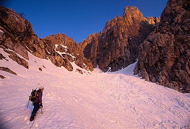 [HaasAcitelliBase.jpg]
Jenny at the base of the Haas-Acitelli couloir. Dawn already.