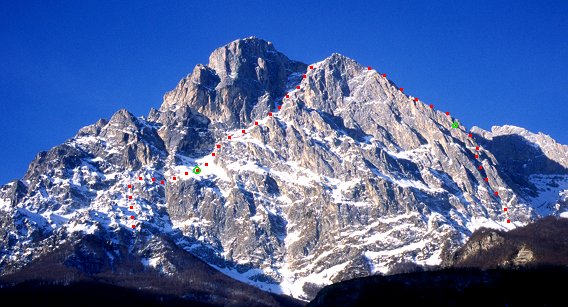 [ParetoneBig.jpg]
Le Paretone, face est du Gran Sasso. A gauche le couloir Janetta, à droite l'arête nord. Les deux voies sortent sur l'antécime N-E du sommet oriental.