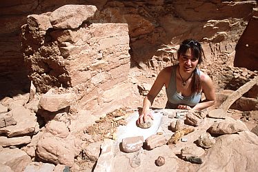[AnasazieKitchen.jpg]
What must have been an Anasazie kitchen: grinding stones, potteries, baskets, fire pit...