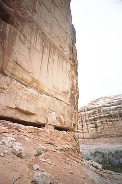 [GGHouseCliff.jpg]
A house built in a horizontal crack in the cliff.