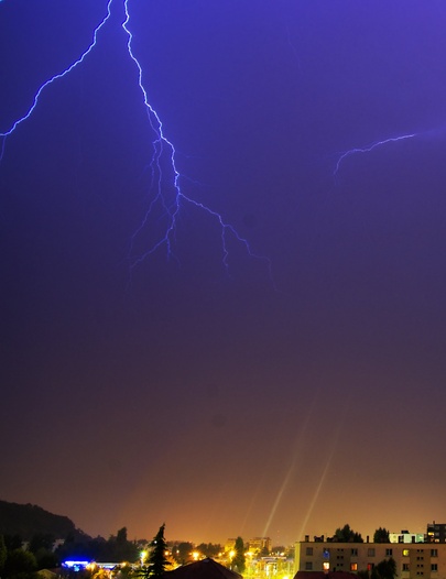 [20070917_222430_Lightning.jpg]
Sky lightning, not touching the ground.