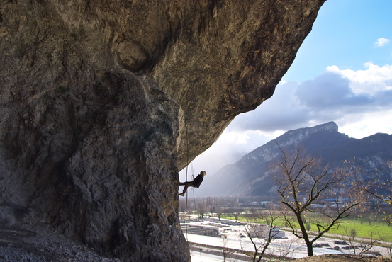 [20121226_145003_DryUsine.jpg]
The other dry-climbing spot of Grenoble, down in the valley: l'Usine of Voreppe. Here the warming up route.
