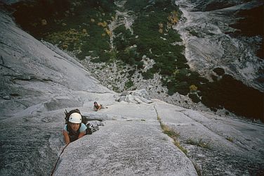 [HalfDomeJennyVincent.jpg]
Jenny & Vincent on the 5.9 4th pitch that feels much harder, being greasy.