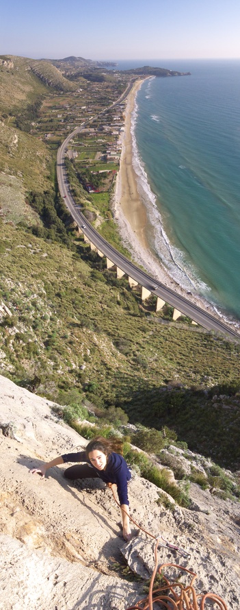 [20081231_141703_SperlongaVPano_.jpg]
The beach of Sperlonga and its very popular cliffs, particularly in winter. The parking is at the mozarella shot on the 1st exit on the left after the tunnel.