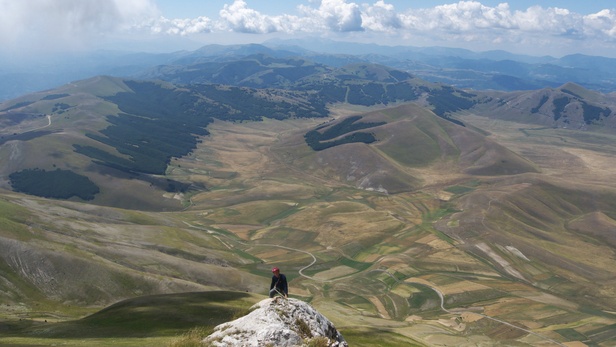 [20090812_120818_Vettore.jpg]
The 1400m high Calstelluccio di Norcia altipiano, famous for its lentils and its paragliding.