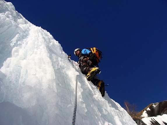 [20110107_200103_ItalianIce.jpg]
Ice climbing in the sun.